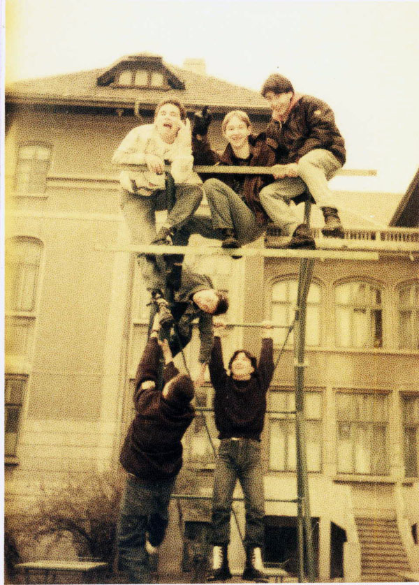 cocotzati pe panoul de basket.jpg